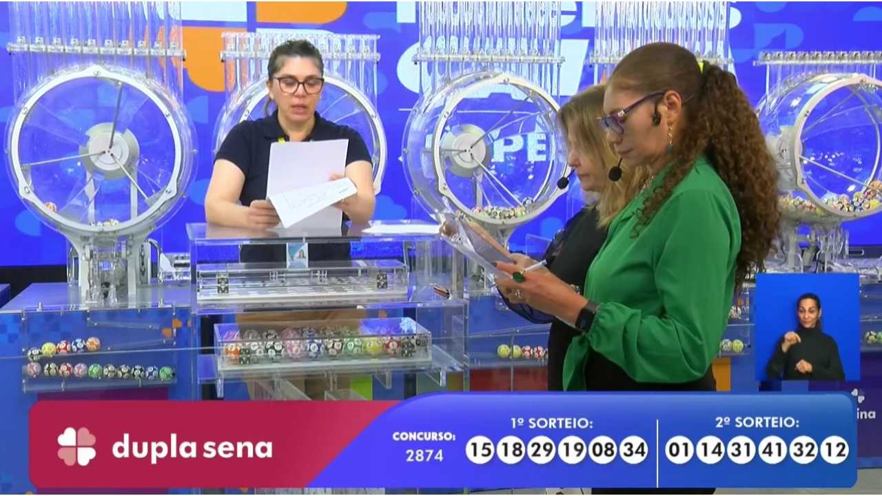 Funcionária Sandra, da Loterias Caixa, juntamente com as auditoras do público, senhoras Cesira Ometto e Maria Félix, realiza o procedimento de conferência e validação do número das bolas sorteadas correspondentes às dezenas que apontam o resultado do concurso 2874 da Dupla Sena | Reprodução/Youtube/Loterias Caixa