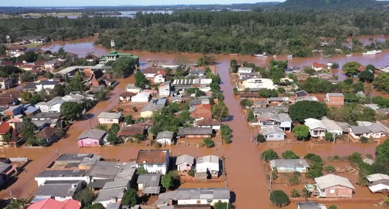 Imagem aérea mostra cidade do Rio Grande do Sul alagada após fortes chuvas em abril