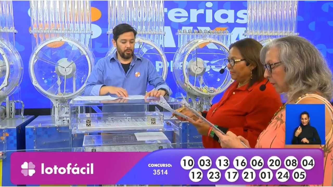 Funcionário Eduardo, da Loterias Caixa, juntamente com as auditoras do público Maria Araújo e Maria Sueli, realiza o procedimento de conferência e validação do número das bolas sorteadas correspondentes às dezenas que apontam o resultado do concurso 3514 da Lotofácil | Reprodução/Youtube/Loterias Caixa