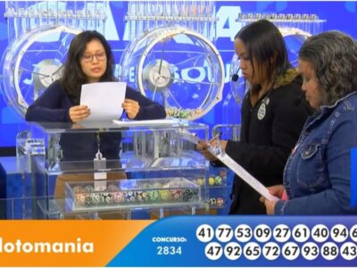 Auditoras do público fazem a conferência do resultado e assinam as atas da Loterias da Caixa para validar as dezenas sorteadas no concurso 3509 da Lotomania
