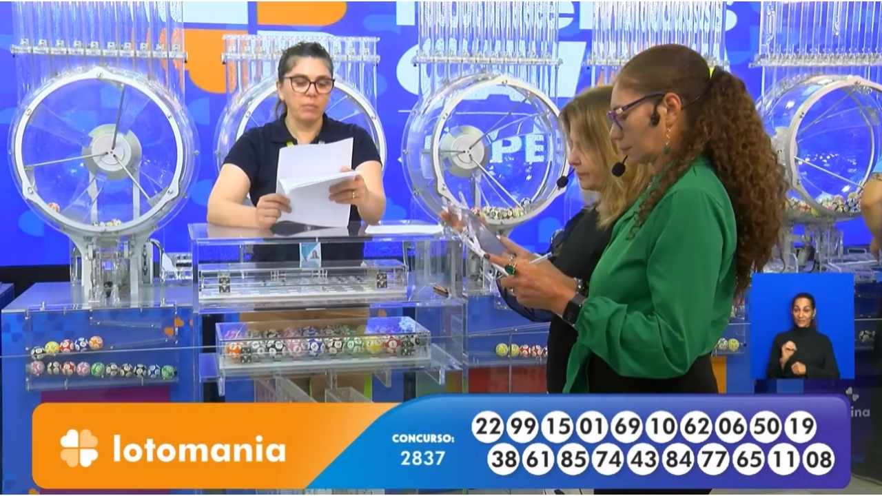 Funcionária Sandra, da Loterias Caixa, juntamente com as auditoras do público, senhoras Cesira Ometto e Maria Félix, realiza o procedimento de conferência e validação do número das bolas sorteadas correspondentes às dezenas que apontam o resultado do concurso 2837 da Lotomania | Reprodução/Youtube/Loterias Caixa