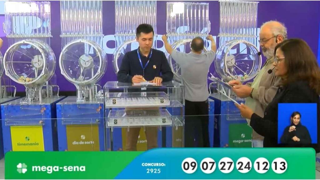 Auditores fazem a conferência do resultado do sorteio do concurso 2925 da Mega-Sena desta quinta, 9/10, com apuração ao vivo. Confira seu jogo, veja seus números, dezenas sorteadas, premiação e apostas ganhadoras