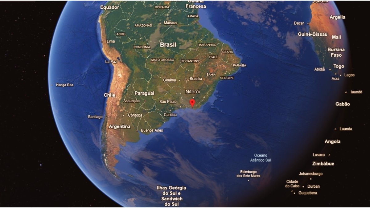 O desafio da Olimpíada Brasileira de Geoinformação está no uso da tecnologia para analisar e propor soluções sustentáveis para o nosso planeta, mostrado na imagem através de ferramentas de geoinformação, destacando o Brasil e estado do Rio de Janeiro, sede da UFRJ, UFF e UERJ-FFP | Reprodução/Google Earth