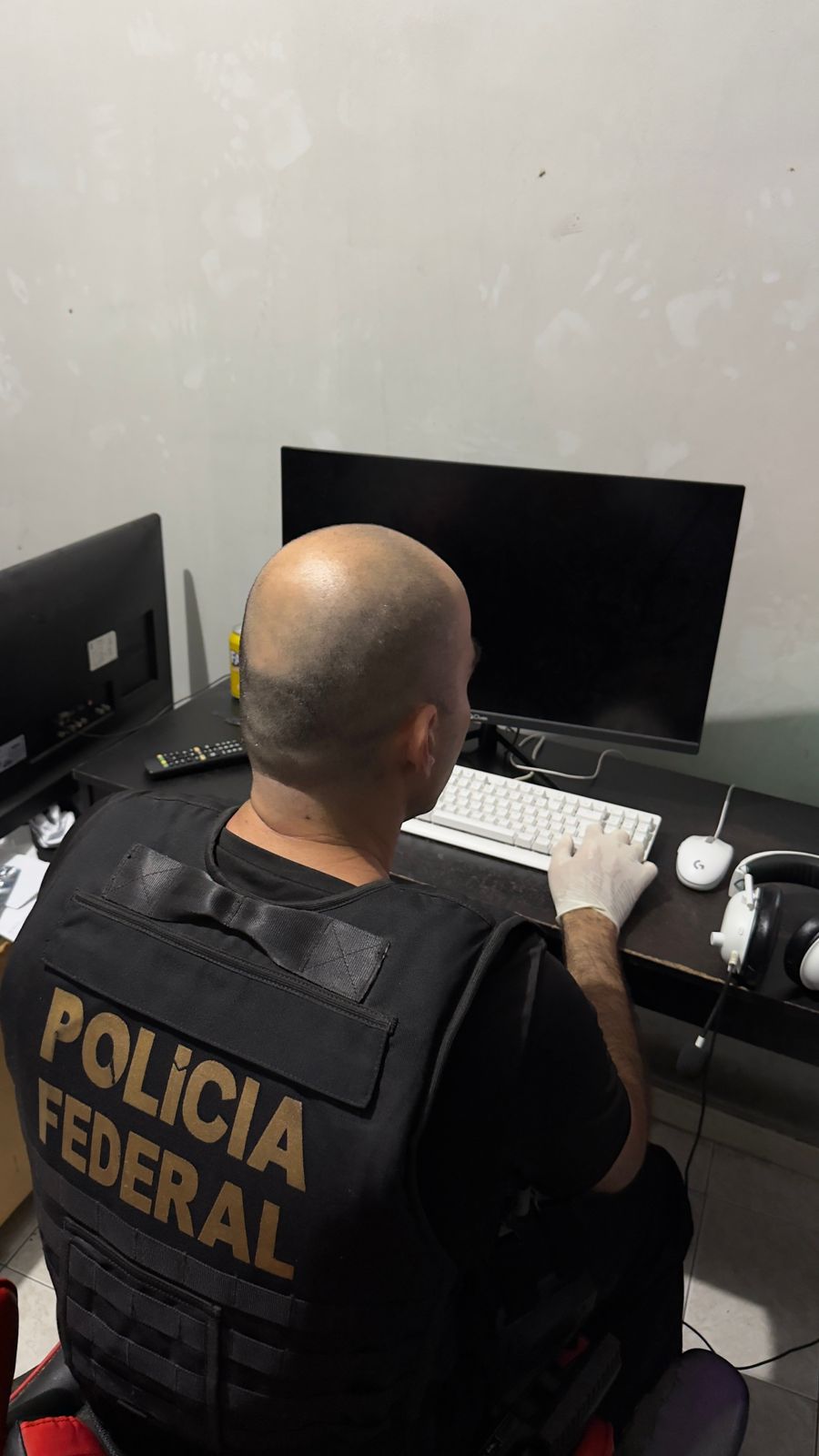 Agente da Polícia Federal (PF) cumpre mandado da 1ª Vara da Justiça Federal de Niterói na residência de um jovem de 19 anos, morador da cidade, acusado de violência sexual mediante a produção, posse e compartilhamento de imagens de abuso sexual envolvendo crianças e adolescentes | Divulgação/PF