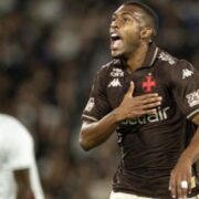 Vasco vence o Fluminense por 2 a 0 no Maracanã e embala no Brasileirão