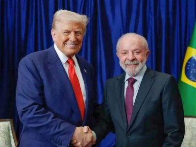 Lula e Donald Trump apertam as mãos após encontro na Malásia | Ricardo Stuckert/Presidência da República