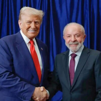 Lula e Donald Trump apertam as mãos após encontro na Malásia | Ricardo Stuckert/Presidência da República