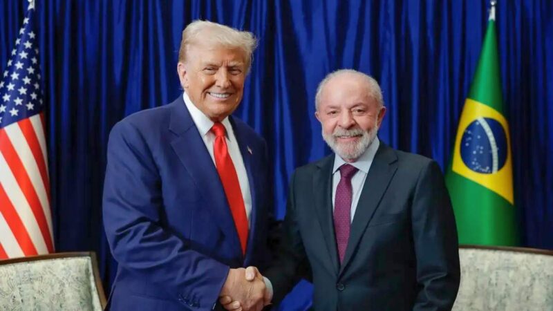 Lula e Donald Trump apertam as mãos após encontro na Malásia | Ricardo Stuckert/Presidência da República