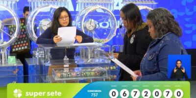 Auditoras do público fazem a conferência do resultado e assinam as atas da Loterias da Caixa para validar as dezenas sorteadas no concurso 757 da Super Sete