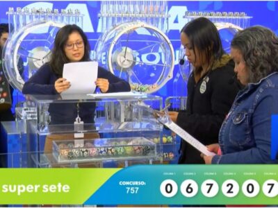 Auditoras do público fazem a conferência do resultado e assinam as atas da Loterias da Caixa para validar as dezenas sorteadas no concurso 757 da Super Sete