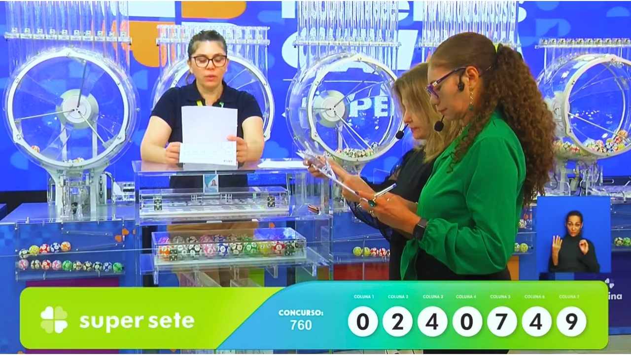 Funcionária Sandra, da Loterias Caixa, juntamente com as auditoras do público, senhoras Cesira Ometto e Maria Félix, realiza o procedimento de conferência e validação do número das bolas sorteadas correspondentes às dezenas que apontam o resultado do concurso 760 da Super Sete | Reprodução/Youtube/Loterias Caixa