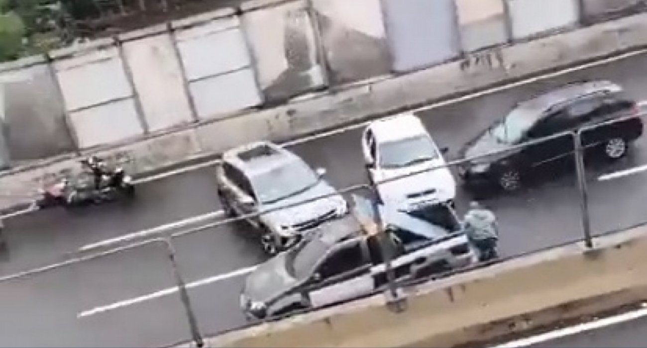 Tiroteio entre facções fecha Linha Amarela e deixa dois feridos na Maré Tiroteio entre facções fecha Linha Amarela e deixa dois feridos na Maré