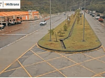 Trânsito caótico na entrada do Túnel Charitas-Cafubá em Niterói devido a defeito em semáforos no Cafubá, Região Oceânica.