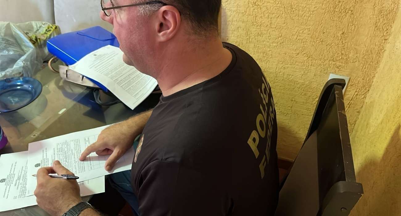 Policial federal durante cumprimento de mandado na Zona Norte