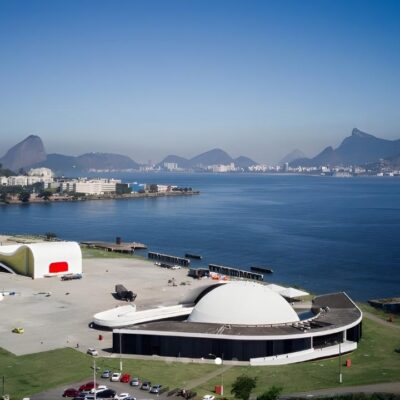 Imagem de apoio para reportagem sobre encontro gratuito no Caminho Niemeyer, em Niterói, com orientação para mulheres sobre direitos do consumidor, relações de consumo e pequenos negócios