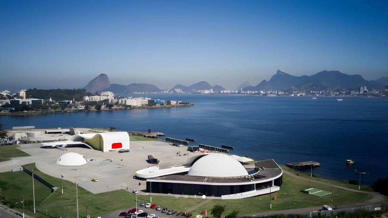 Auditório do Caminho Niemeyer durante audiência pública em Niterói Auditório do Caminho Niemeyer durante audiência pública em Niterói