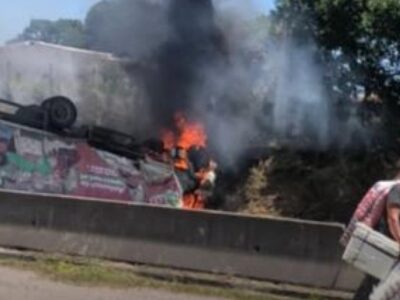 Grave acidente na Niterói-Manilha: caminhão pega fogo após tombar