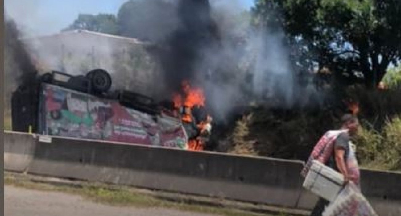 Grave acidente na Niterói-Manilha: caminhão sofre incêndio após tombar