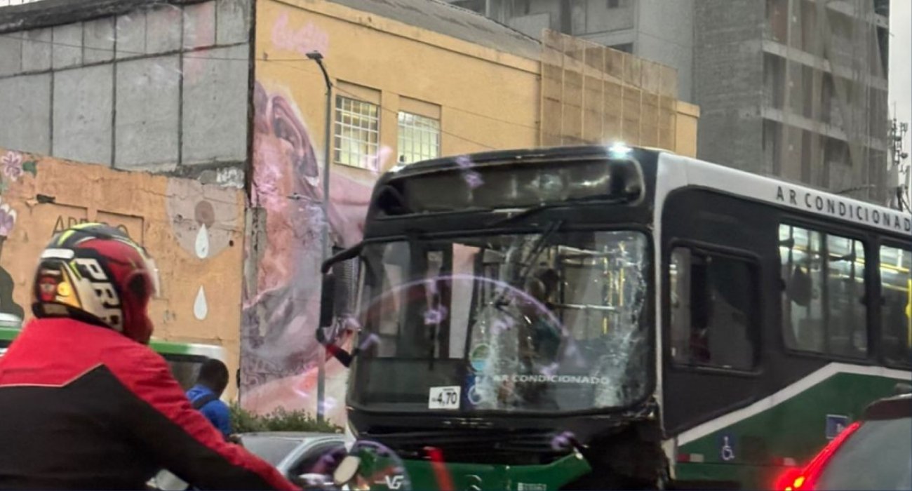 Ônibus da linha 483 invade a Via Expressa do Porto após colisão na Zona Portuária do Rio