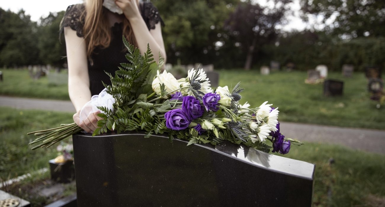 Velas acesas no Dia de Finados em homenagem aos falecidos Velas acesas no Dia de Finados em homenagem aos falecidos