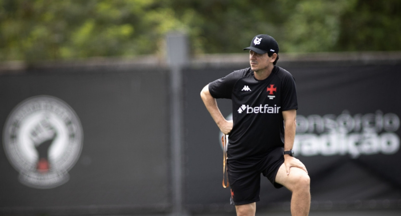 Fernando Diniz observa treino do Vasco em 2024
