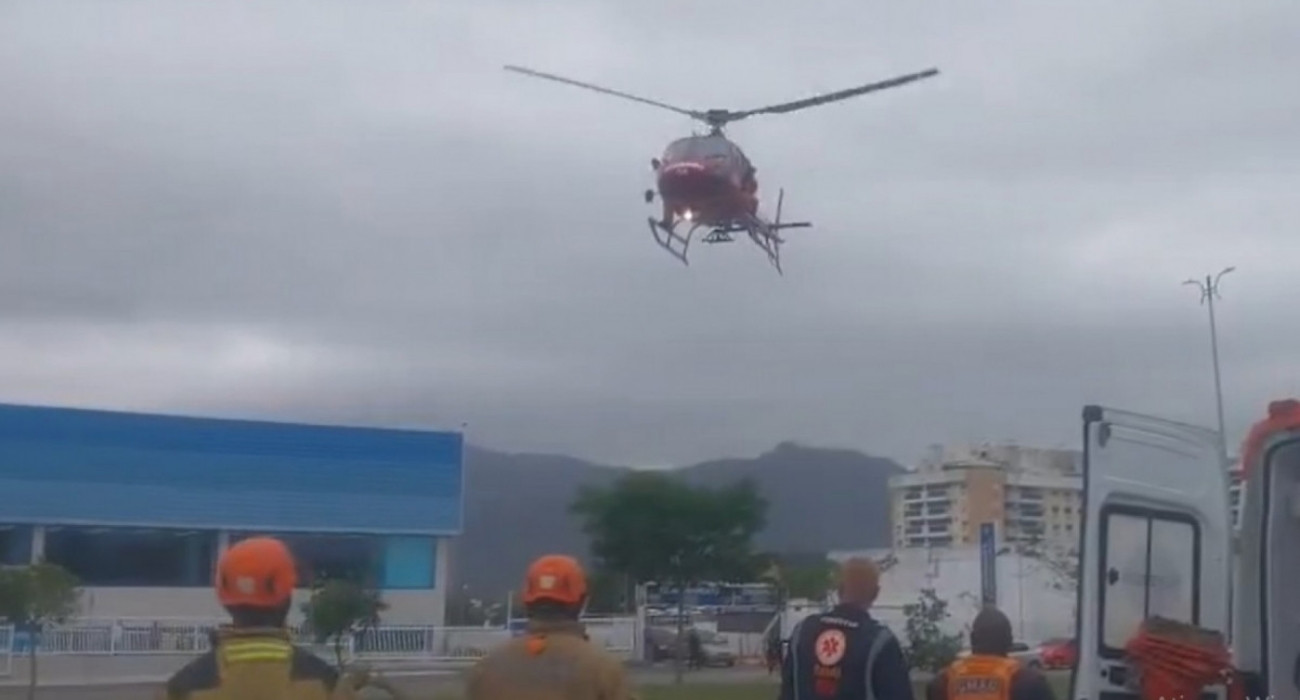 Helicóptero dos Bombeiros realiza resgate após acidente com moto na Avenida das Américas