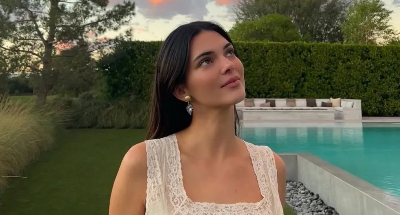 Kendall Jenner posa nua na praia durante ensaio de aniversário Kendall Jenner posa nua na praia durante ensaio de aniversário