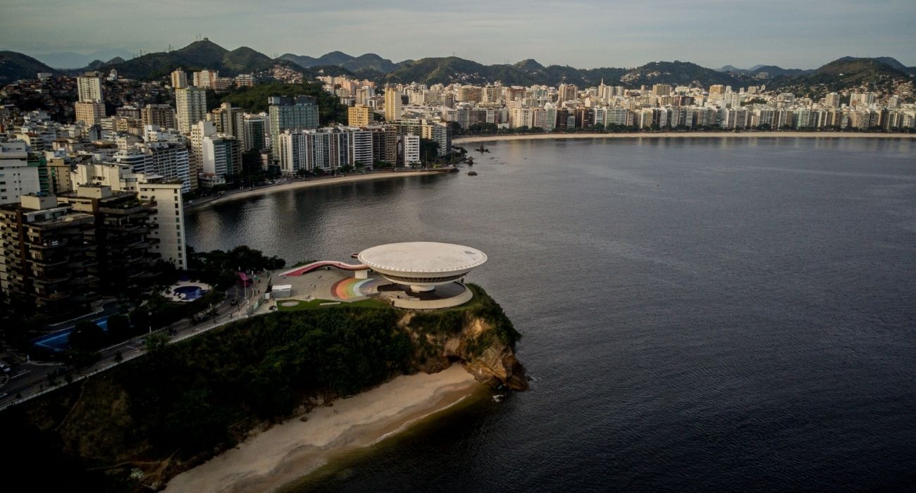 Rede de esgoto sendo instalada em comunidade de Niterói