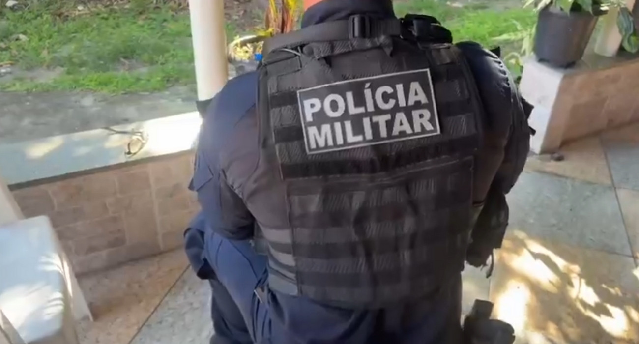 Acontece agora: Operação da PM com tiroteio, prisão e apreensão de drogas e arma no Jardim Catarina, em São Gonçalo