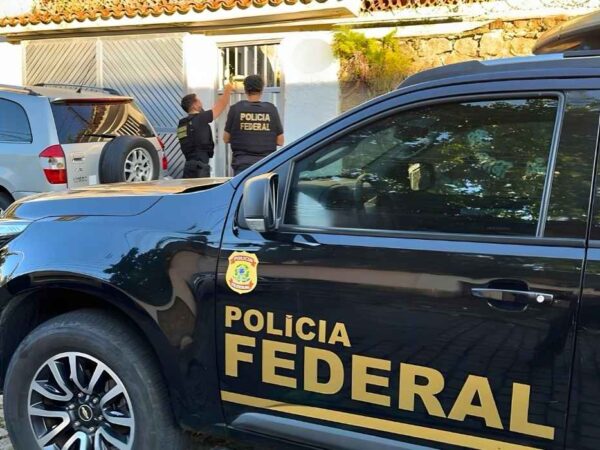 Viatura da PF em operação de repressão a crimes digitais