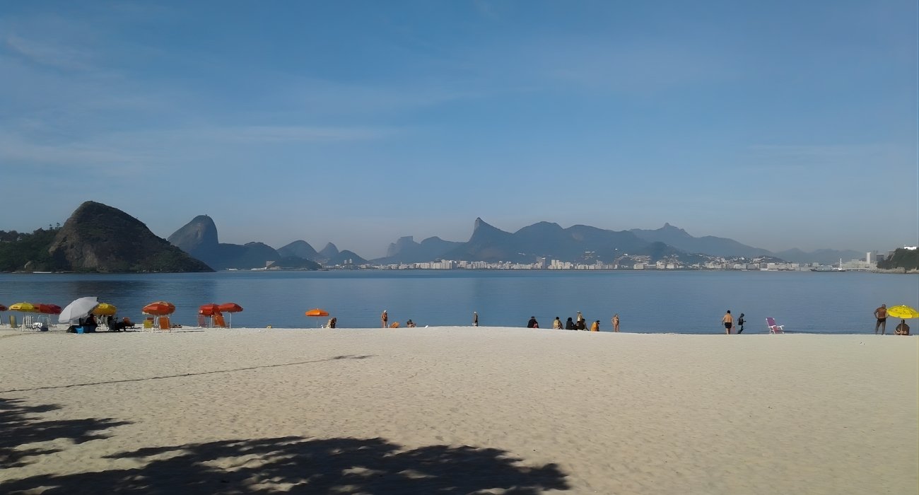 Onda de calor em Niterói com sol forte