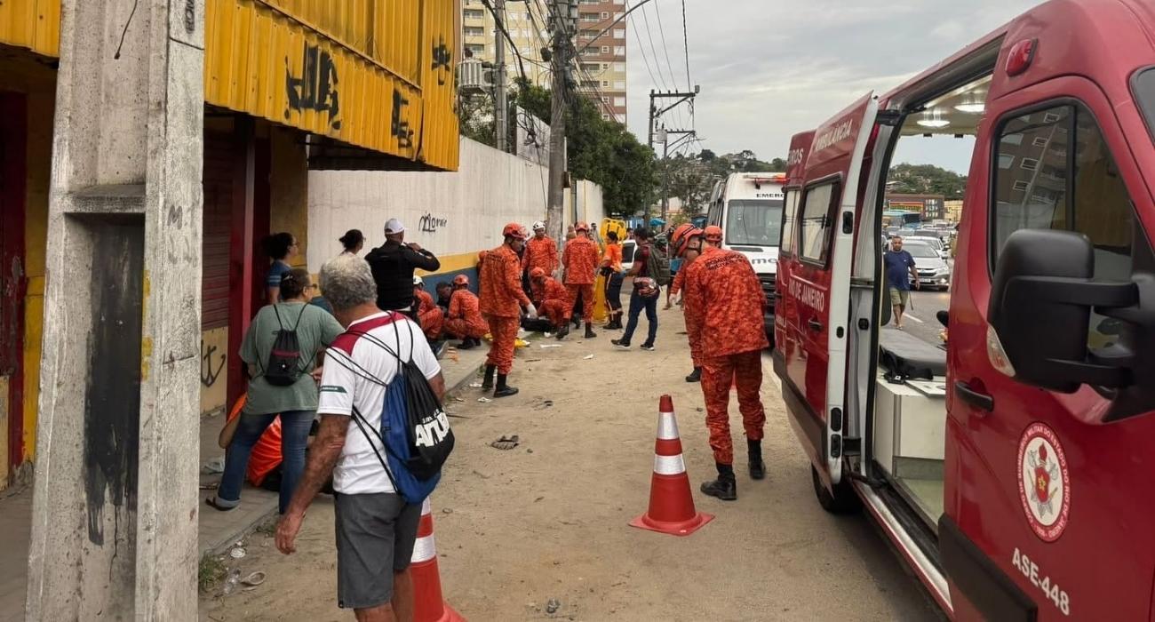Carro destruído após atropelar pedestres na saída do Enem em São Gonçalo.