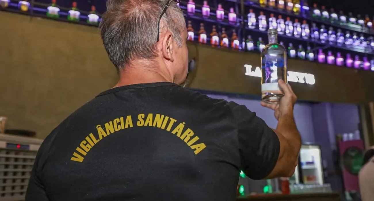 Laboratório analisa amostras de bebidas suspeitas de contaminação por metanol Laboratório analisa amostras de bebidas suspeitas de contaminação por metanol