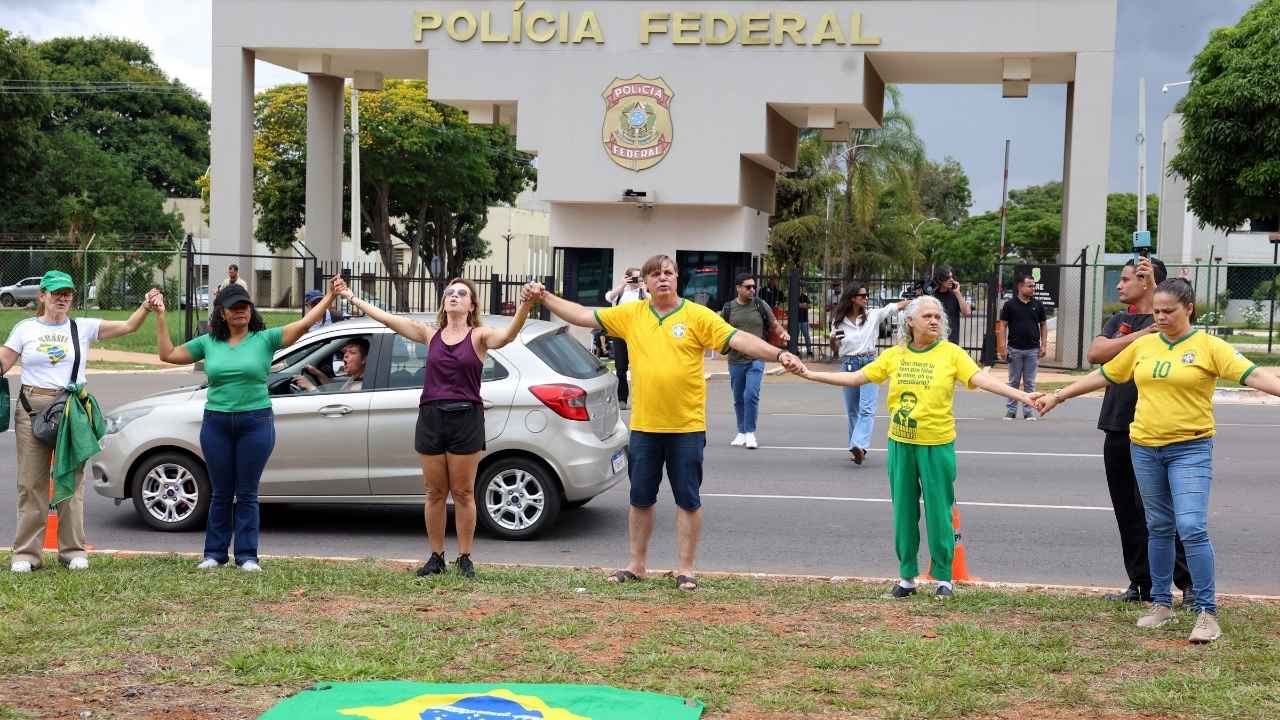 Bolsonaristas protestam na frente da sede da Polícia Federal, em Brasília, onde Jair Bolsonaro cumpre prisão preventiva | Valter Campanato/Agência Brasil