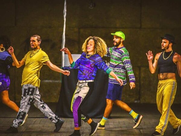 O elenco de “DANÇA” em ação: cinco artistas transformam ritmos, gestos e vivências periféricas em uma experiência cênica híbrida e vibrante