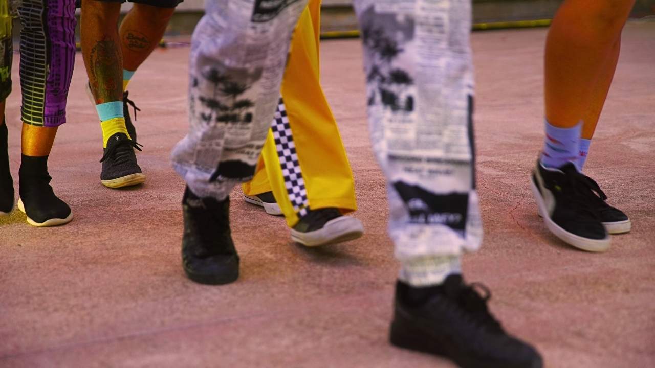 Passos que contam histórias: movimentos urbanos ganham o chão fluminense no espetáculo “DANÇA”, que conecta gestos cotidianos e memória coletiva