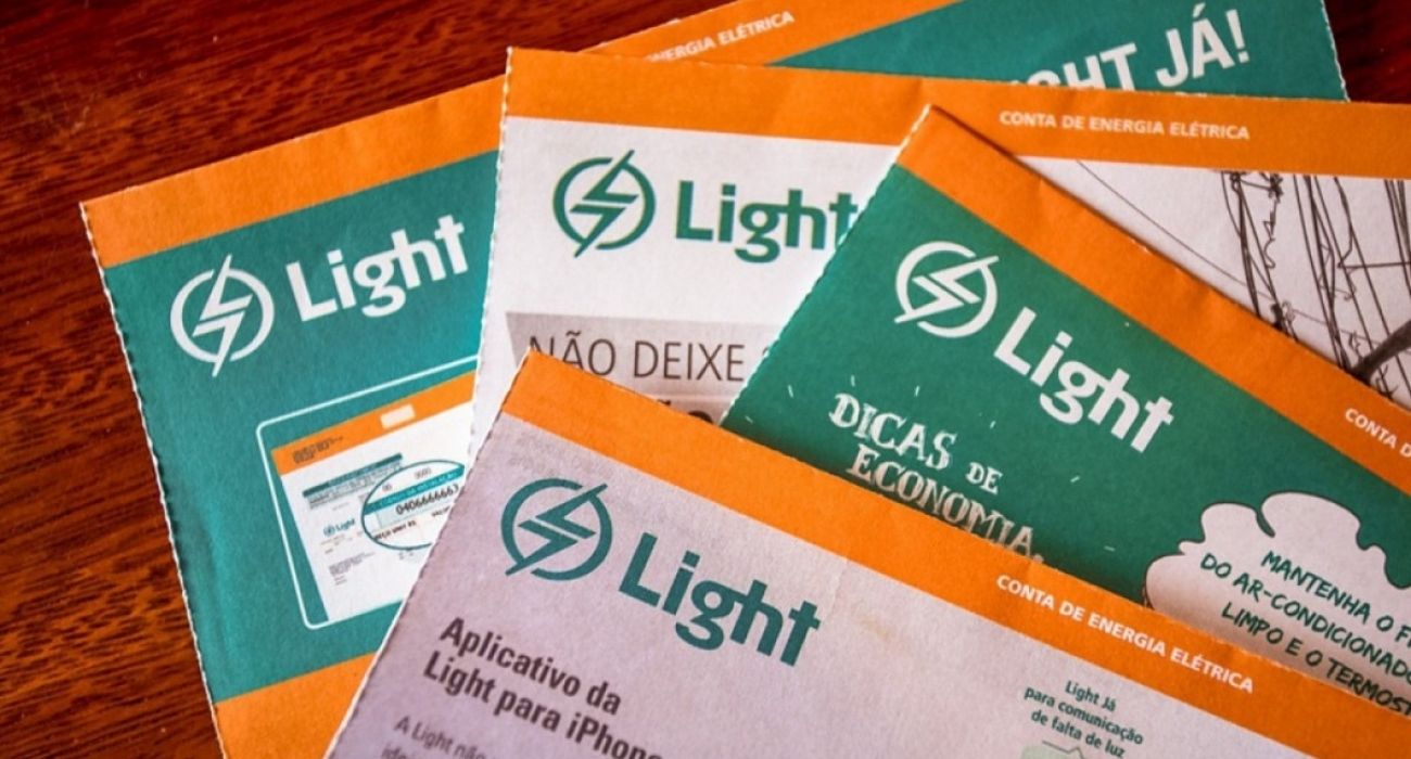 Técnicos da Light verificam rede elétrica após apagão causado por ligações clandestinas Técnicos da Light verificam rede elétrica após apagão causado por ligações clandestinas