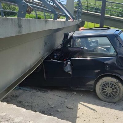 Caçamba de caminhão levanta, passarela desaba e causa morte de motorista em Magé, RJ