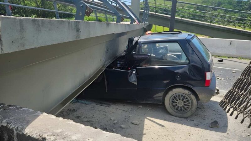 Caçamba de caminhão levanta, passarela desaba e causa morte de motorista em Magé, RJ