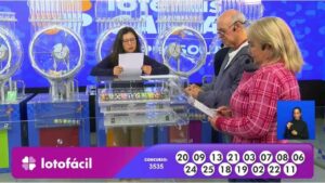 Auditores do público realizam a conferência do resultado do concurso 3535 da Lotofácil, ao mesmo tempo que a funcionária da Caixa Loterias lê os números sorteados | Reprodução/Youtube/@canalcaixa