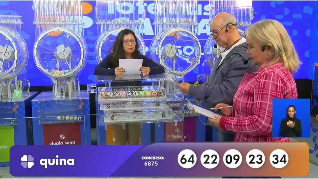 Auditores do público realizam a conferência do resultado do concurso 6875 da Quina, ao mesmo tempo que a funcionária da Caixa Loterias lê os números sorteados | Reprodução/Youtube/@canalcaixa