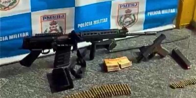 Na Zona Norte de Niterói, Polícia Militar intervém em confronto entre facções e apreende fuzil,  pistola, carregadores, munição, carro e dinheiro | Reprodução de Vídeo PMERJ