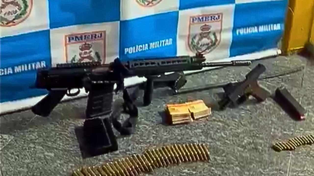 Na Zona Norte de Niterói, Polícia Militar intervém em confronto entre facções e apreende fuzil,  pistola, carregadores, munição, carro e dinheiro | Reprodução de Vídeo PMERJ