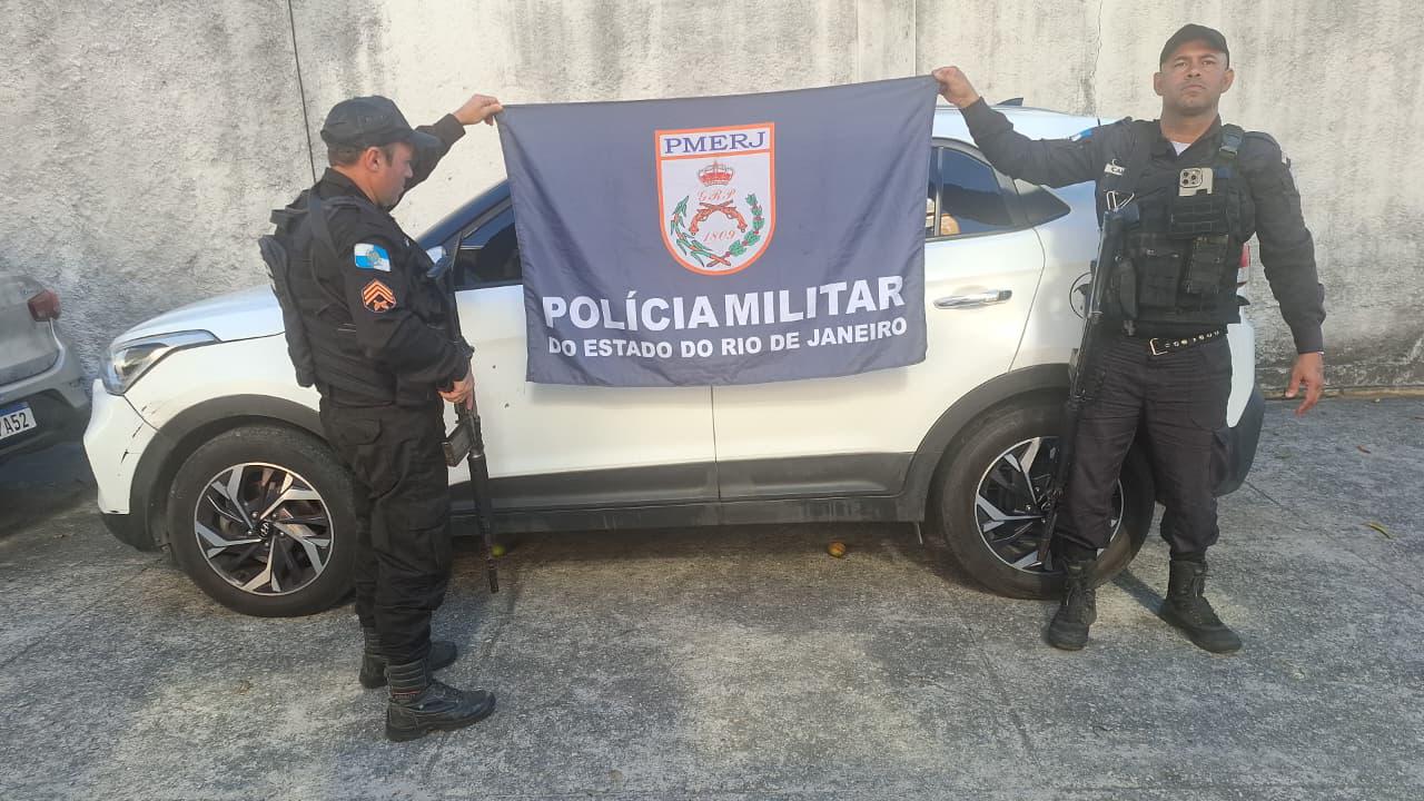 Na Zona Norte de Niterói, Polícia Militar intervém em confronto entre facções e apreende fuzil,  pistola, carregadores, munição, carro e dinheiro | Reprodução de Vídeo PMERJ