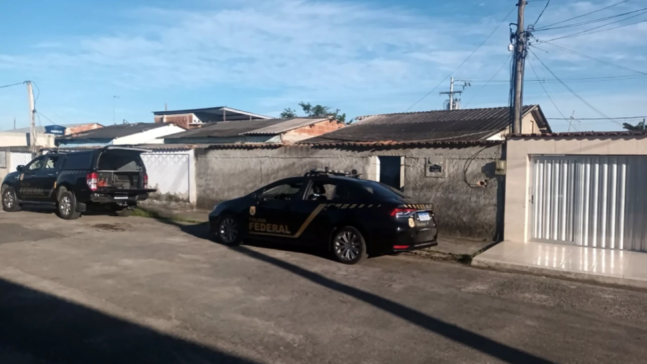 Viaturas da Polícia Federal estacionadas em uma rua residencial durante operação contra fraude na Justiça do Trabalho.