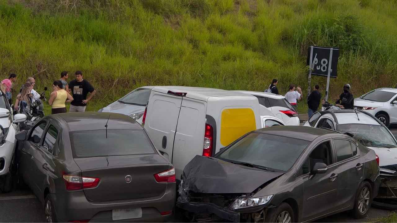 Termina remoção de veículos em acidente na RJ-106 com 18 veículos