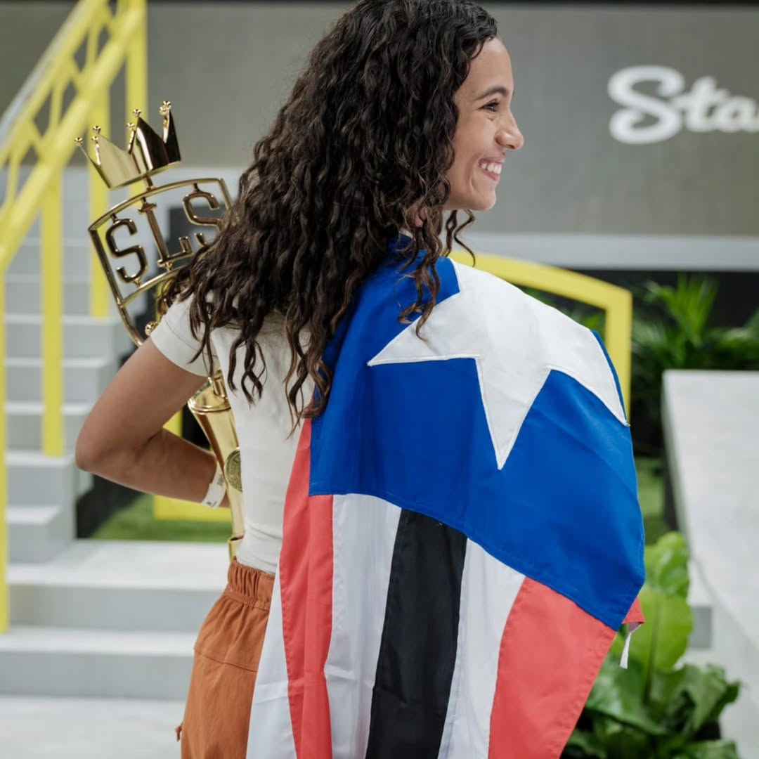 Rayssa Leal sorrindo, após a conquista do tetracampeonato do Supercrown, segurando troféu dourado da SLS.