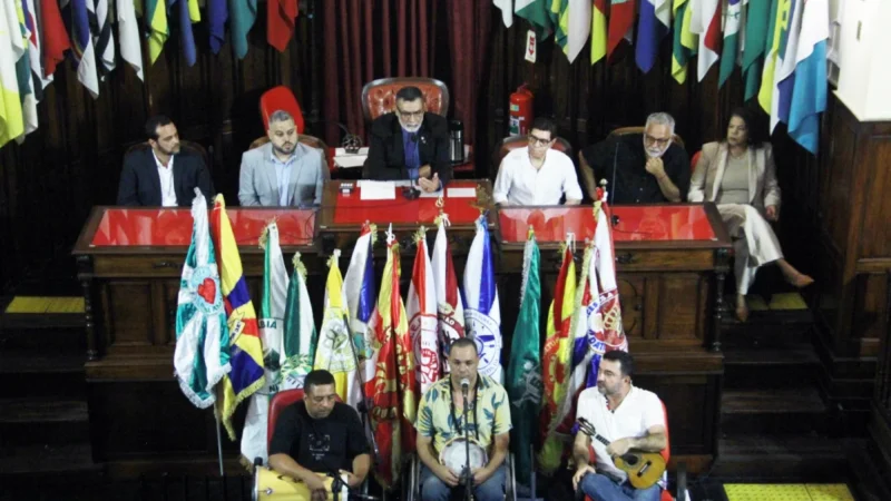 Mesa oficial da sessão especial do Dia Nacional do Samba reúne autoridades, compositores e representantes do Carnaval de Niterói no Plenário Brígido Tinoco.