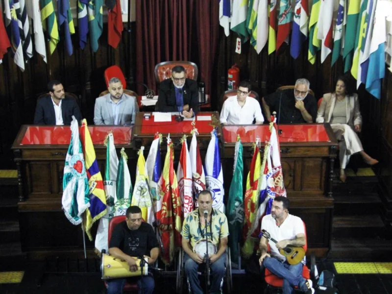 Mesa oficial da sessão especial do Dia Nacional do Samba reúne autoridades, compositores e representantes do Carnaval de Niterói no Plenário Brígido Tinoco.