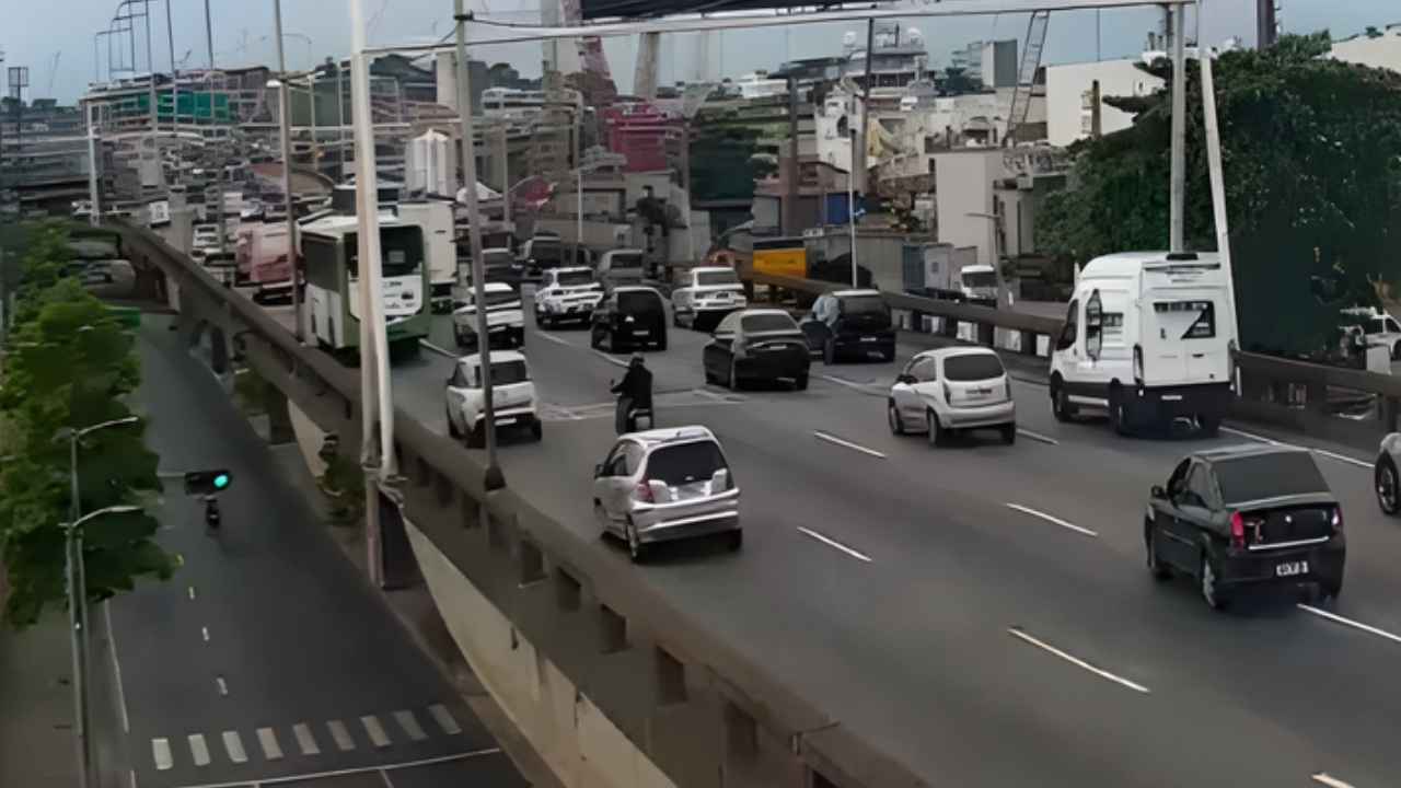 Saída do Rio de Janeiro: Ponte Rio-Niterói tem trânsito lento e BR-101 soma 12km de engarrafamento na manhã desta terça-feira, 30/12